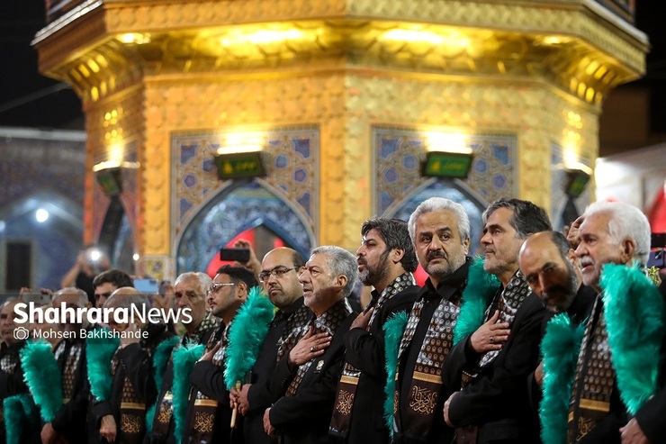 با حضور زائران و خادمان بارگاه منور رضوی، آئین شام غریبان شهادت امام رضا(ع) در حرم مطهر رضوی برگزار شد.