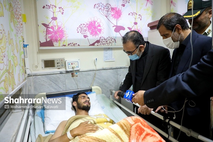 استاندار خراسان رضوی، فرماندار مشهد مقدس و جمعی از مسوولان استان خراسان رضوی در بخش سوختگی بیمارستان امام رضا(ع) مشهد حاضر شد و با گروهبان مهرداد افچنگی که در دفاع از امنیت کشور دچار مصدومیت شده است، دیدار و گفت‌وگو گرد.