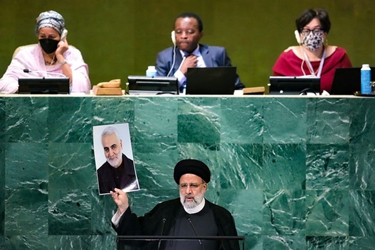 هفته‌نامه فرانسوی شارلی ابدو که به انتشار کاریکاتورهای ضد اسلامی و توهین آمیز به ادیان الهی شهره است، در اقدام موهن جدیدی کاریکاتوری را علیه آیت‌الله رییسی منتشر کرده است.