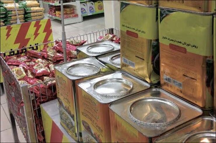  رئیس اتحادیه بنکداران مواد غذایی گفت: قیمت روغن ۵ کیلویی نسبت به دو ماه اخیر که ۴۰۰ هزار تومان بود الان ۲۹۵ هزار تومان شده است.