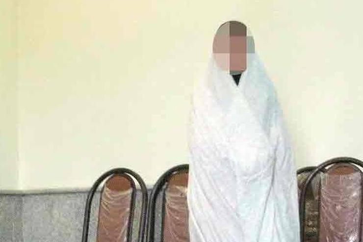 وقتی مردی در پارکینگ خانه‌اش به قتل رسید، بررسی دوربین‌های مداربسته، اسرار توطئه همسرش برای تنبیه مرگبار او را فاش کرد.