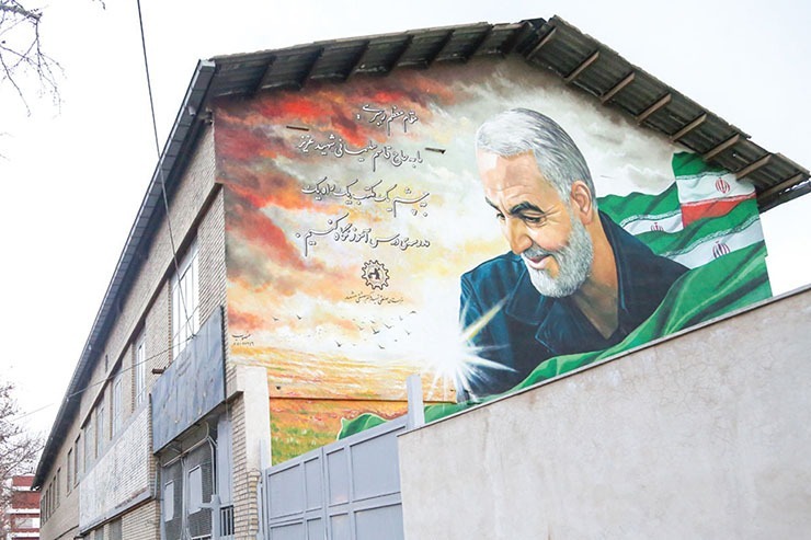 نقاشی دیواری با موضوع شهدا و دفاع مقدس از همان سال‌های آغازین دفاع شکل گرفت، اما اوج آن در مشهد از سال ۷۵ شروع شد. پیش از آن شاهد نقاشی‌های دیواری بودیم که ابعاد و کیفیت اجرای آن‌ها ضعیف‌تر بود و با استفاده از حداقل امکانات و به همت هنرمندان جوان انقلابی‌ای ترسیم می‌شد که این کار را وظیفه خودشان می‌دانستند.