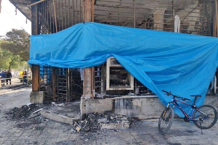 دبیر شورای هماهنگی بانک‌های دولتی با اعلام اینکه در اغتشاشات اخیر حداقل ۴۰۰ میلیارد تومان خسارت به بانک‌ها وارد شده است، گفت: در جریان نا آرامی‌های روز‌های اخیر، ۱۷ شعبه بانک در سراسر کشور دچار آتش سوزی شده است.