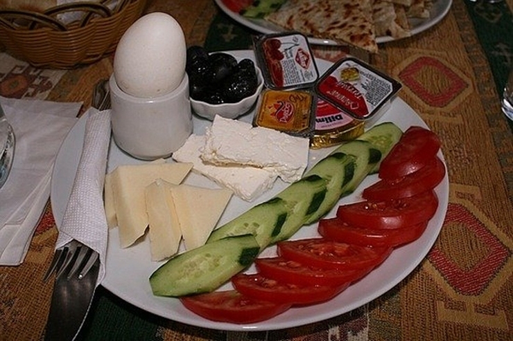صبحانه مهم‌ترین وعده غذایی روز است، خوردن یک صبحانه مغذی می‌تواند به نوجوان کمک کند تا تغذیه بهتر و حتی عملکرد بهتری در مدرسه داشته باشد.