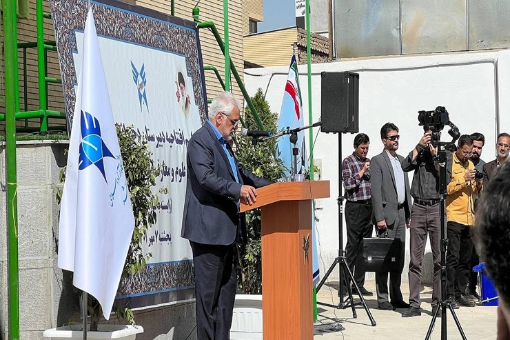 رئیس دانشگاه آزاد اسلامی کشور در مراسم افتتاحیه دبیرستان دخترانه علوم و معارف اسلامی سعادت در مشهد گفت: دوره تربیت در کودکان و جوانان و نوجوانان سه هفت سال است. هفت سال اول در خانواده، هفت سال دوم در مدرسه و هفت سال سوم تربیت اجتماعی خواهد بود که در دبیرستان شکل میگیرد. 
