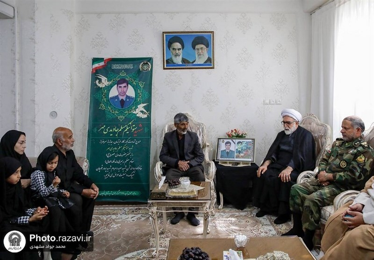 تولیت آستان قدس رضوی با حضور در منزل شهید مسلم جاوید مهر و جانباز حسن شکفته ضمن ابراز مراتب تسلیت و دلجویی از خانواده ایشان، بر ضرورت پیگیری و برخورد قاطع با مسببان این جنایت و حادثه تلخ تأکید کرد.