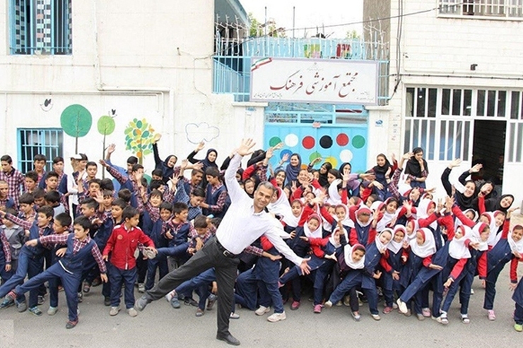 بعد از مدت‌ها انتظار بالاخره وزارت کشور برای دانش‌آموزان اتباعی که به‌تازگی سرشماری شده‌اند، مجوز ثبت‌نام در مدارس دولتی را صادر کرد. طبق شیوه‌نامه قبلی بیشتر مهاجران بدون مدرک امکان ثبت‌نام در مدارس را نداشتند. با این حال، هنوز هم بسیاری از دانش‌آموزان مهاجر برای ثبت‌نام در مدارس با مشکل روبرو هستند.