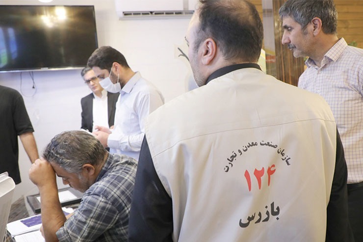 سرانه تعداد بازرسان مشهدی برای بررسی عملکرد اصناف در خوش بینانه‌ترین حالت یک به هزار است. ساده ترش می‌شود این؛ ما در مشهد برای نظارت بر هر هزار واحد صنفی فقط یک بازرس داریم.