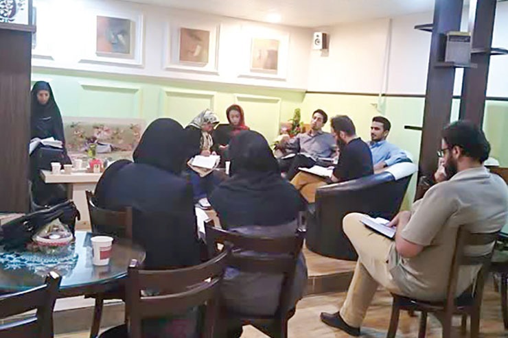 حسین باقری ادبیات خوانده است. معلم ادبیات است و سال هاست که در مشهد و در مکان‌های مختلف همراه با جمع‌های متعدد و مختلفی «تاریخ بیهقی» را چندین بار دوره کرده است. این جلسات هیچ شرایط و ملاک خاصی ندارند به جز اینکه به متون کهن فارسی علاقه داشته باشید.