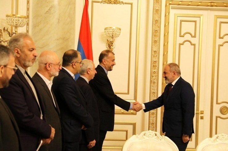 وزیر امور خارجه ایران در دیدار با نیکول پاشینیان نخست وزیر جمهوری ارمنستان آخرین تحولات روابط دوجانبه و شرایط منطقه را مورد گفتگو و تبادل نظر قرار داد.
