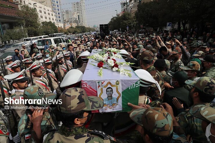 پیکر سرباز رشید ارتش اسلام که در نوار مرزی تایباد در درگیری با اشرار به شهادت رسیده بود با حضور جمعی از مسوولان نظامی و انتظامی و مردم در مشهد تشییع شد.