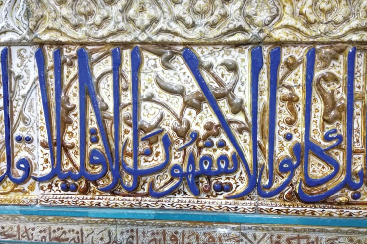 کاشی‌های سنجری از چند نظر اهمیت فوق‌العاده‌ای دارند. اولا؛ طرح و شکل آن‌ها و نوع موادی که برای ساخت کاشی‌ها به کار رفته، کم‌نظیر است. این کاشی‌ها طوری ساخته شده‌اند که انعکاس نور در آن‌ها رنگ‌های متنوع ایجاد می‌کند.