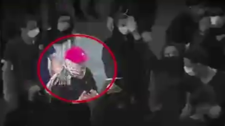 ویدئویی از پول دادن لیدرهای زن به برخی از افراد در خیابان در جریان شلوغی‌های اخیر را مشاهده می‌کنید.