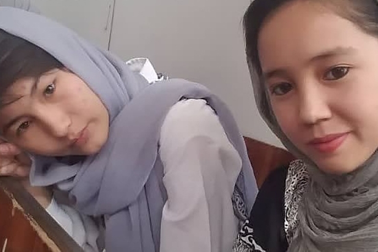 در حادثه تروریستی مؤسسه آموزشی کاج در کابل بیش از ۶۰ دانش‌آموز شهید شدند. خانواده دو دانش آموز بر مزار دخترانشان کتابخانه ساختند.