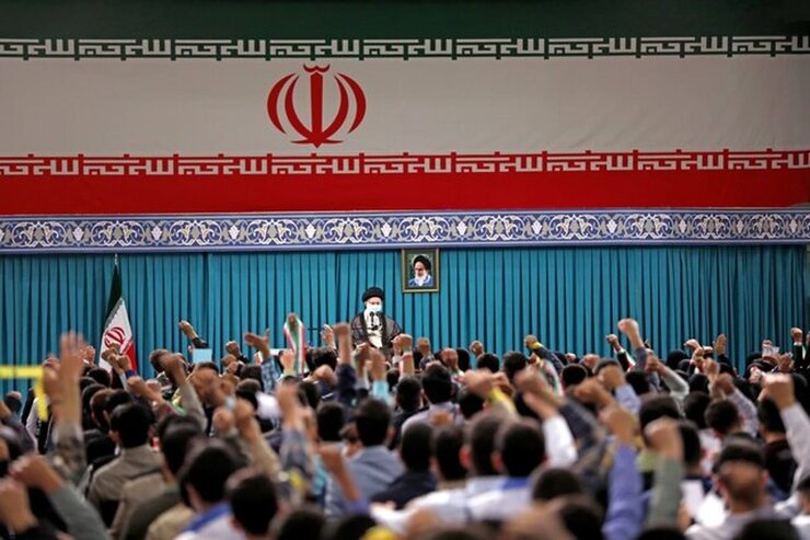 یک دانش آموز در دیدار امروز صبح دانش آموزان با رهبر انقلاب گفت: پدر عزیز و مهربانم می‌دانم مشغله‌هایتان بی‌شمار است، اما به فکر دل ما و همکلاسی‌هایمان هم باشید و برایمان دعای عاقبت‌بخیری کنید.