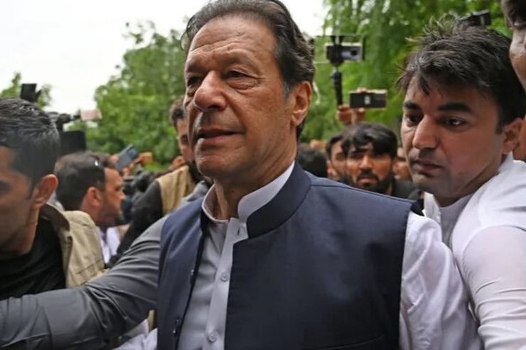 منابع از حمله به کاروان عمران خان و زخمی شدن او خبر دادند.