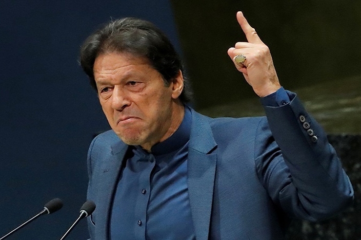 رسانه‌های پاکستانی گزارش دادند که به کاروان عمران خان، نخست وزیر سابق پاکستان و تعدادی از حامیانش در شمال شرق این کشور تیراندازی صورت گرفته است.