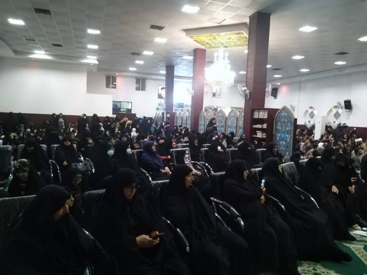 به مناسبت هفتمین روز از شهادت شهدای شاهچراغ و اربعین شهادت بسیجی شهید رسول دوست محمدی مراسمی با حضور مسئولان استانی و خانواده‌های معزز شهدا در مسجد الزهرا در حال برگزاری است.