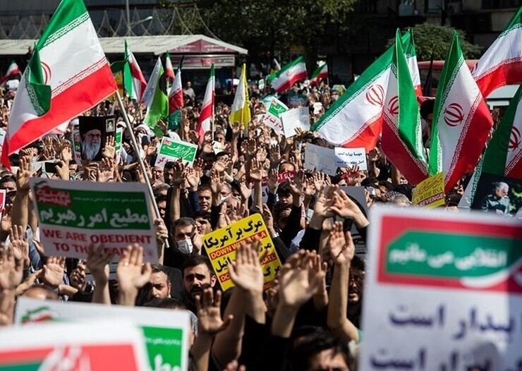 ملت ایران به‌ویژه دانش‌آموزان و دانشجویان از لحظات اولیه صبح امروز به‌مناسبت یوم‌الله ۱۳ آبان و روز بزرگ مرگ بر آمریکا؛ در بیش از ۹۰۰ شهر کشور یکپارچه به خیابان‌ها آمده و همدلی و وحدت خود را در حمایت از «ایران قوی» به نمایش گذاشتند.