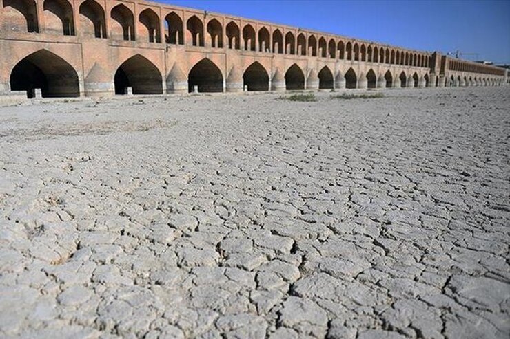 رییس مجمع نمایندگان اصفهان با اشاره به خشکی زاینده رود گفت: دولت‌ها بارگذاری‌های سنگینی را بر روی رود زاینده داشتند، حتی حقابه‌ای که باید به کشاورزان تعلق می‌گرفت را فروخته‌اند و همه این عوامل منجر شده تا زاینده رود مسیر خشکی کامل را طی کند.