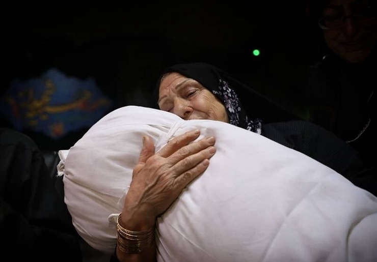 ویدئویی از وداع جانسوز مادر آرمان در مراسم تدفین فرزندش را مشاهده می‌کنید.