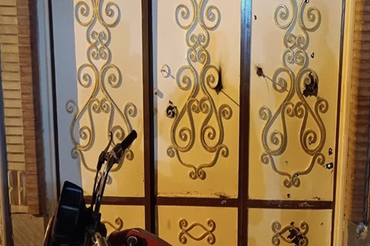 امشب دفتر امام جمعه شادگان توسط یک موتور سوار ناشناس به رگبار بسته شد.