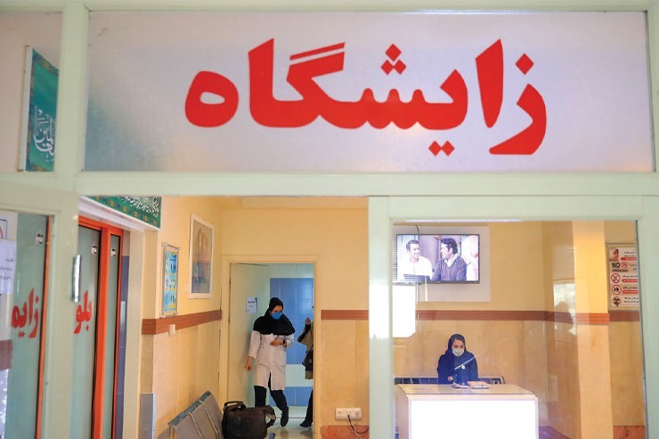 از شرایط جامعه، تنگنا‌های اقتصادی و آسیب‌های فرهنگی اش با خبریم و از بستر‌هایی که باعث شده است سن مادر شدن حتی در مشهد رو به افزایش بگذارد؛ با شیبی تند و کاملا محسوس. نفع یا ضرر این وضعیت، نصیب چه کسانی می‌شود؟