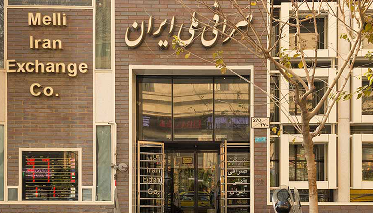 یک مقام مسئول در بازار متشکل ارزی گفت: همزمان با راه اندازی سامانه برخط بازار متشکل ارزی، برخی صراف‌ها فروش ارز به مراجعان حضوری را متوقف کرده بودند که همین امر باعث نوساناتی در قیمت شد؛ صراف‌ها به مراجعان حضوری هم باید ارز بفروشند.