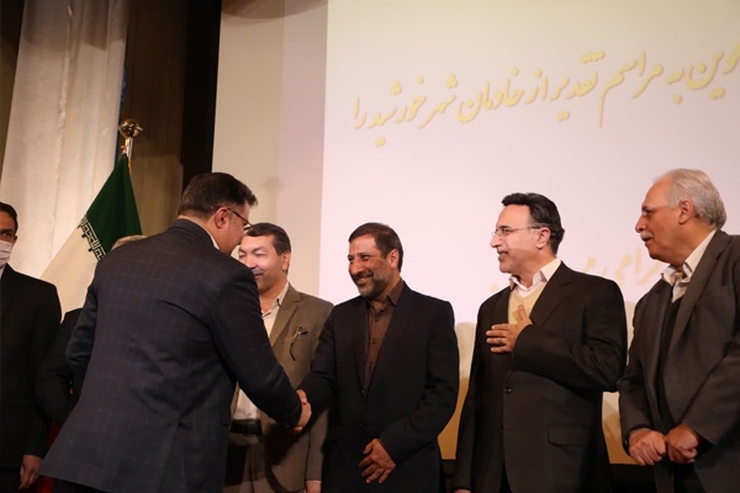 آیین تجلیل از خدمتگزاران فعال و اثرگذار عضو کمیته نظارت و بازرسی قرارگاه عملیاتی خدمات سفر در طرح نظارتی دهه پایانی ماه صفر با عنوان تقدیر از خادمان شهر خورشید، ظهر امروز با حضور مسئولان و جمعی از نمایندگان دستگاه های اجرایی و نظارتی استان برگزار شد.