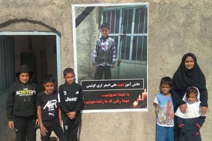 علی‌اصغر لری گوئینی تنها دانش‌آموز کلاس دوم مدرسه ابتدایی روستای چاه‌قوسکیِ سیرجان بود. او با پدر و مادربزرگ و پدربزرگش به شیراز رفته بود که در شاهچراغ به شهادت رسید.