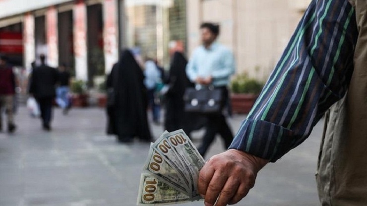 شواهد حاکی از آن است که غول سرکش دلار در بازار آزاد با مداخله بازارساز نسبت به روز‌های گذشته مهار شده است. آخرین نرخ‌ها حکایت از بازگشت دلار به کانال ۳۵ هزار تومان دارد.
