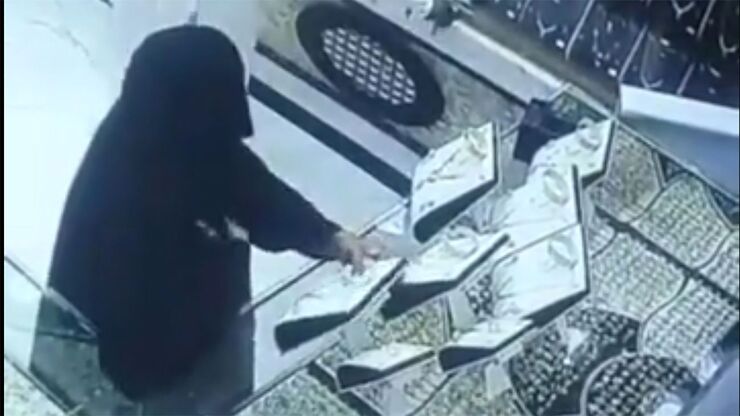 لحظه سرقت طلا توسط یک زن که توسط دوربین‌ها ضبط شده است را مشاهده می‌کنید.