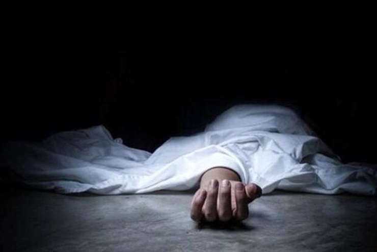 مدیر یکی از آژانس های هواپیمایی مشهد که به اتهام قتل فجیع یک زن جوان دستگیر شده است، عصر روز گذشته به جنایت در لانه شیطانی اعتراف کرد و گفت: آن زن را برای جلوگیری از آبروریزی کشتم و با کمان اره سلاخی کردم!