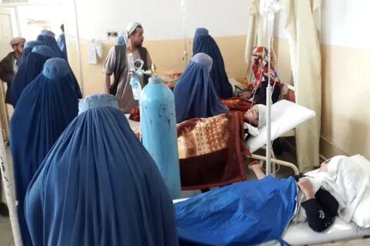 مقامات وزارت صحت عامه طالبان گفتند: که در حاکمیت آنان، زنان باید توسط زنان دیگر درمان شوند.