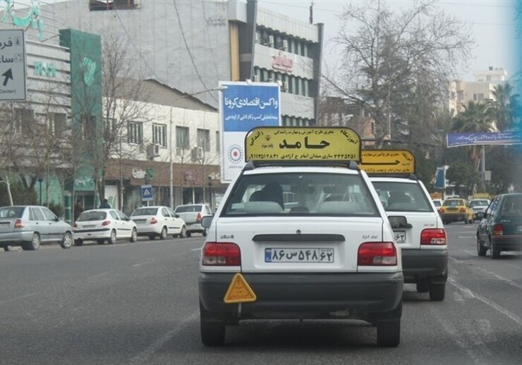 داشتن یک مربی حرفه‌ای برای گذراندن ساعت‌های آموزش عملی تأثیر بسزایی در نوع آموزش کارآموز‌های متقاضی دریافت گواهی‌نامه دارد. رعایت یکسری نکات از سوی مربی آموزشگاه‌های رانندگی علاوه بر کمک به فراگیری بهتر هنرجو، زمینه بروز تخلفات رانندگی را کاهش می‌دهد.