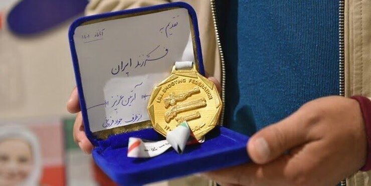 برای جواد فروغی، قهرمان المپیک که با اهدای مدالش به فرزند دو شهید حادثه تروریستی مسجد شاهچراغ، لبخند را به لبانش باز گرداند.