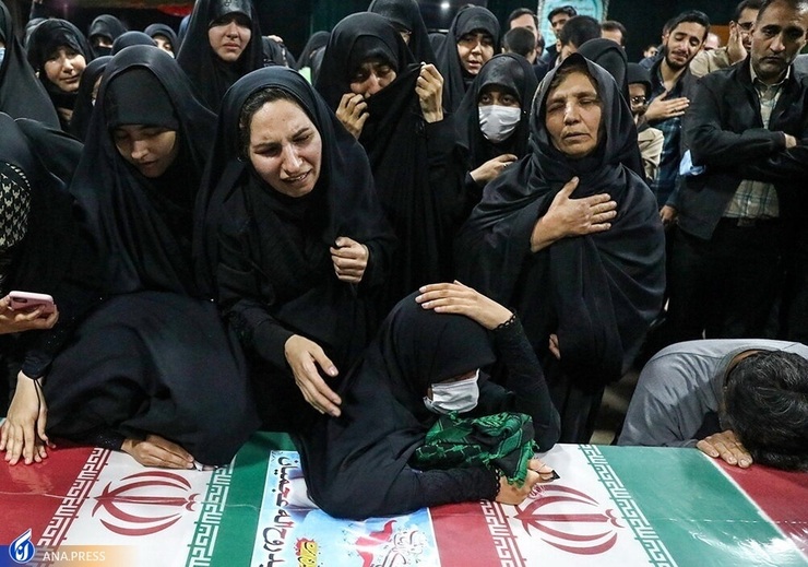سید، بسیجی، قهرمان، واژه‌های زیبای مادری است که امروز با افتخار با زبان اصیل لری در گوش دشمنان این سرزمین طنین انداز شد.