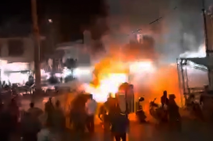 فیلم کوتاهی از آتش گرفتن یک خودرو در شهرستان قرچک در فضای مجازی دست به دست می‌شود، یک اغتشاشگر قصد داشت نیروهای بسیجی را به آتش بکشد که دست تقدیر کوکتل در درون ماشین منفجر شد و بسیجیان جان اغتشاشگر را نجات دادند.