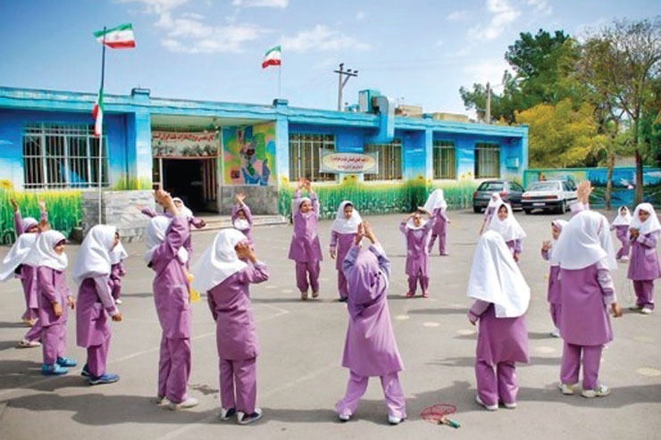 از اول مهر تا امروز حدود ۴۷ روز می‌گذرد. در این مدت، دانش آموزان بعضی از مدارس حاشیه شهر مشهد هرروز با شوق سر کلاس‌هایی می‌روند که هنوز به خود معلم ندیده است یا  اگر هم معلم به کلاس آمده، یک خط درمیان بوده است. نبود معلم، در مدارس حاشیه مشهد بیشتر به چشم می‌آید. والدین گلایه دارند.
