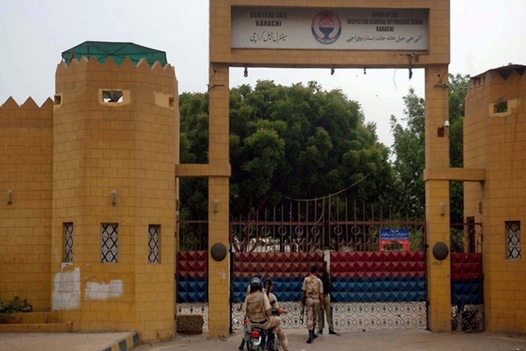 کنسولگری دولت موقت طالبان در کراچی اعلام کرد حدود ۱۳۰۰ تبعه افغانستان از جمله زنان و کودکان در ایالت سند پاکستان بازداشت شده‌اند.