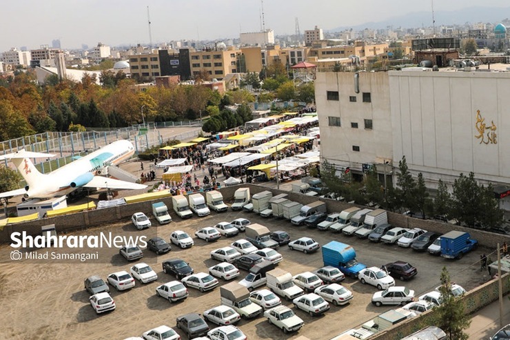 مقصد پارکینگ دو هزارمتری بولوار ادیب شمالی است؛ جایی که به گفته شهروندان به جای اینکه با ایجاد بستری مناسب برای پارک خودرو‌ها آرامش داشته باشد، حالا آلودگی صوتی تا پاسی از شب، بحث و درگیری برای مبلغ وجه ورودی پارکینگ و... امان شهروندان و ساکنانش را بریده است. گلایه کنندگان اصلی هم شهروندانی هستند که درست مقابل این پارکینگ در یک مجتمع مسکونی ۱۲۰ واحدی ساکن هستند.