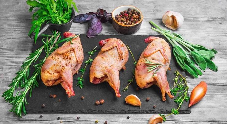 گوشت بلدرچین دارای پروتئین، فسفر، چربی، کلسیم، آهن و روی می‌باشد. گوشت بلدرچین دارای مقادیر زیادی از کولین بوده که برای سلامت مغز مفید است.