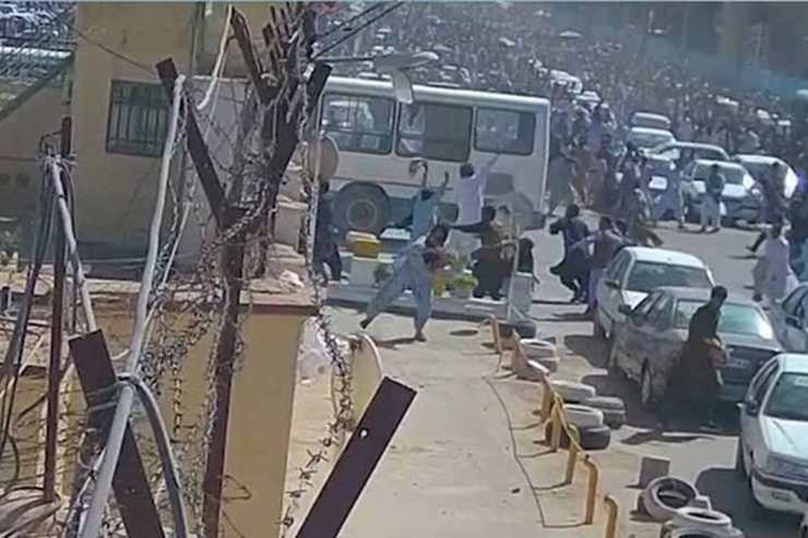 در جریان حمله به کلانتری جنب مصلی اهل سنت زاهدان، فرد یا افرادی با یک دستگاه اتوبوس  به کلانتری حمله‌ور شده و به گفته شاهدان عینی اتوبوس را به دیوار کلانتری می‌کوبند که موجب ریزش دیوار می‌شود. راننده اتوبوس روایتی جزئی از روز حادثه بیان می‌کند.