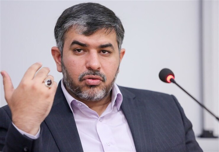 معاون فناوری ارتباطات شرکت مخابرات خطاب به وزیر ارتباطات گفت: یا نمی‌دانی پورت فیبر نوری چیست یا نمی‌دانی ۲۰ میلیون چه مقدار است!
