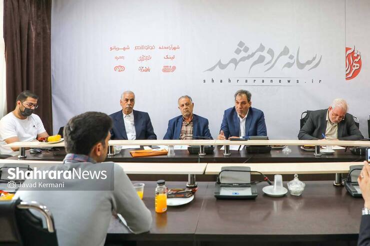 برای بررسی وضعیت بازنشستگان تأمین اجتماعی میزگردی با حضور عضو هیئت مدیره کانون عالی بازنشستگان کشور و رئیس کانون بازنشستگان خراسان رضوی، نایب رئیس کانون بازنشستگان مشهد و دبیر کانون بازنشستگان خراسان رضوی، بازرس کانون بازنشستگان مشهد و عضو هیئت مدیره کانون بازنشستگان مشهد برگزار کردیم تا با مشکلات آن‌ها از نزدیک آشنا شویم.