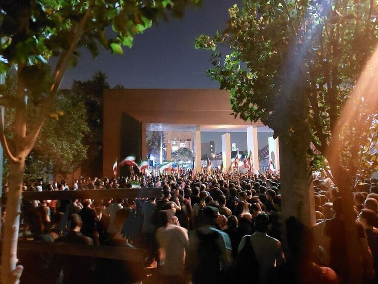 رئیس سابق دانشگاه فردوسی مشهد در خصوص وضعیت این روز‌های جامعه دانشگاهی گفت: جامعه به جای اینکه با مشورت دانشگاهیان مدیریت شود، توسط افراد، سازمان‌ها و نهاد‌هایی اداره می‌شود که شناختی نسبت به دانشگاه ندارند. آن‌ها در شرایط کنونی نیز تصور می‌کنند، ورود نیروی بیرونی به دانشگاه خدمت است؛ در صورتی که این موضوع فضا را ملتهب‌تر می‌کند.