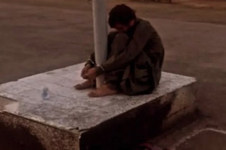 از روز گذشته تصویری از یک متهم که به میله‌ای دستبند شده است در شبکه‌های مجازی دست به دست می‌شود و ضد انقلاب آن را به عنوان یکی از کشته‌های اغتشاشات اخیر به مردم معرفی می‌کند، اما واقعیت ماجرا چیست؟