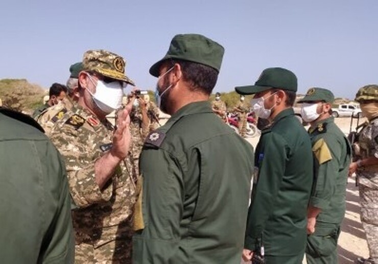 فرمانده نیروی دریایی سپاه با حضور در جزایر سیری و فارور ضمن بازدید از مواضع و استحکامات دفاعی این جزایر بازدید کرد.