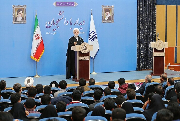 رئیس قوه قضاییه گفت:حتما اسامی دانشجویانی را که در قضایای اخیر دانشگاه‌های بیرجند برای آن‌ها پرونده تشکیل شده، به من ارائه دهید و من دستور می‌دهم چنانچه آن‌ها جرمی مرتکب شده باشند به تناسب جرمشان و لحاظ مواردی نظیر دانشجو بودن، به پرونده آن‌ها رسیدگی و ارفاقات قانونی در قبال آن‌ها اعلام شود.