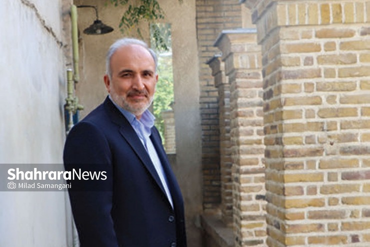 مسعود نوذری، آخرین عکاس باشی رسمی آستان قدس، در ثبت عکس‌هایی که به عکس‌های امام رضایی معروف اند استاد است و حالا که مویی سپید کرده است و با افتخار اینجا و آنجا از ثبت بهترین لحظه‌های عمرش در حرم تعریف می‌کند.